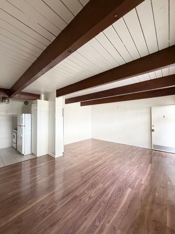 7032 Hawthorn Ave #4 - Photo 3 of 9