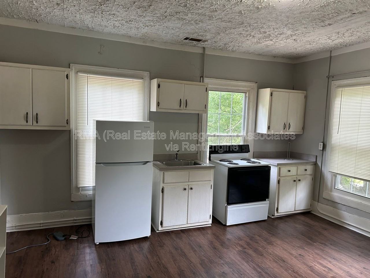 738 W Poplar St #4 - Photo 2 of 4