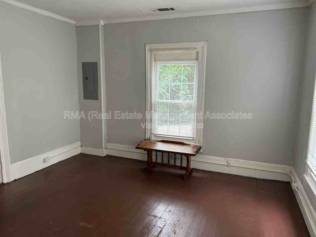 738 W Poplar St #4 - Photo 3 of 4