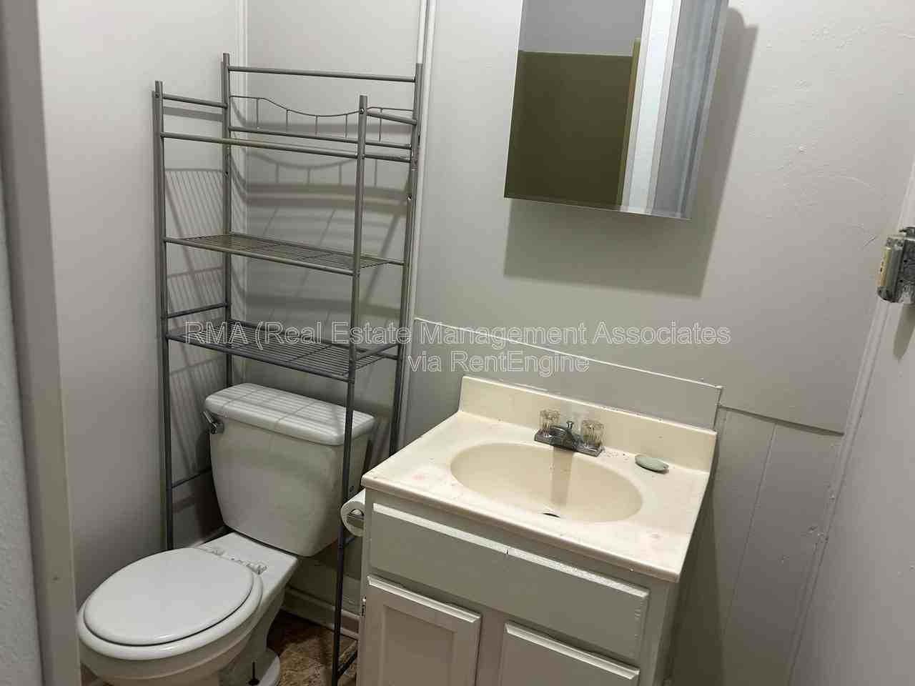 738 W Poplar St #4 - Photo 4 of 4