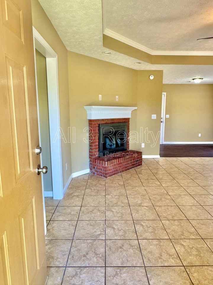 6917 Oak Side Dr - Photo 4 of 34