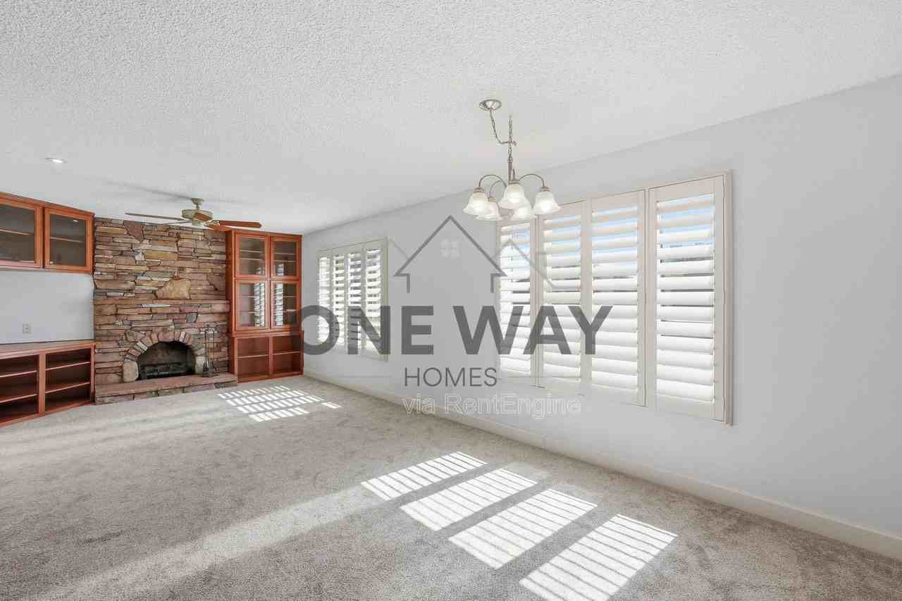 5749 S Farmer Ave - Photo 4 of 40