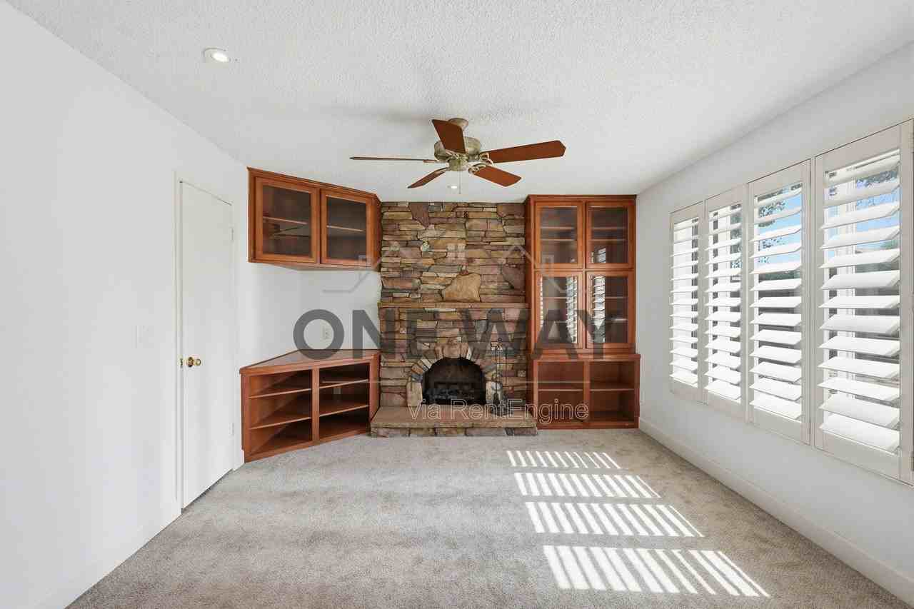 5749 S Farmer Ave - Photo 5 of 40