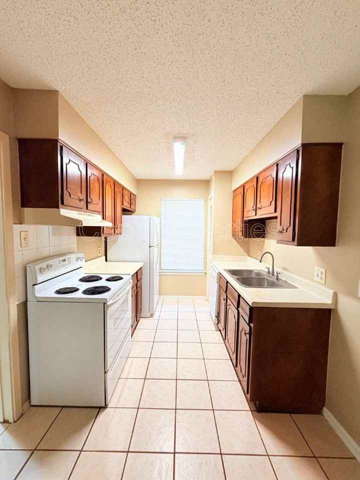 811 Jackson Keller Rd #3 - Photo 5 of 23