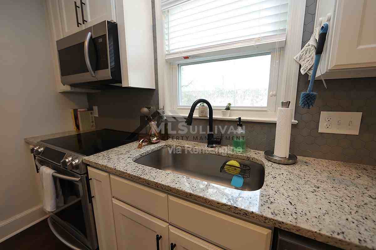 411 N Maple St - Photo 4 of 20