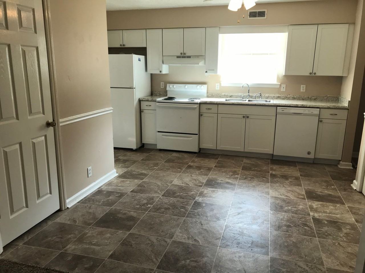 2563B Carriage Dr - Photo 3 of 18