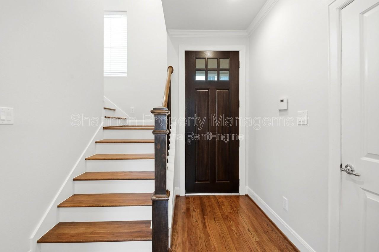 8239 Cambridge St - Photo 4 of 28