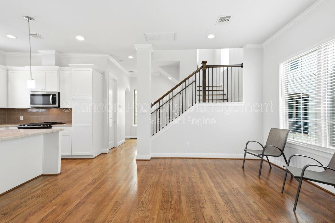 8239 Cambridge St - Photo 5 of 28