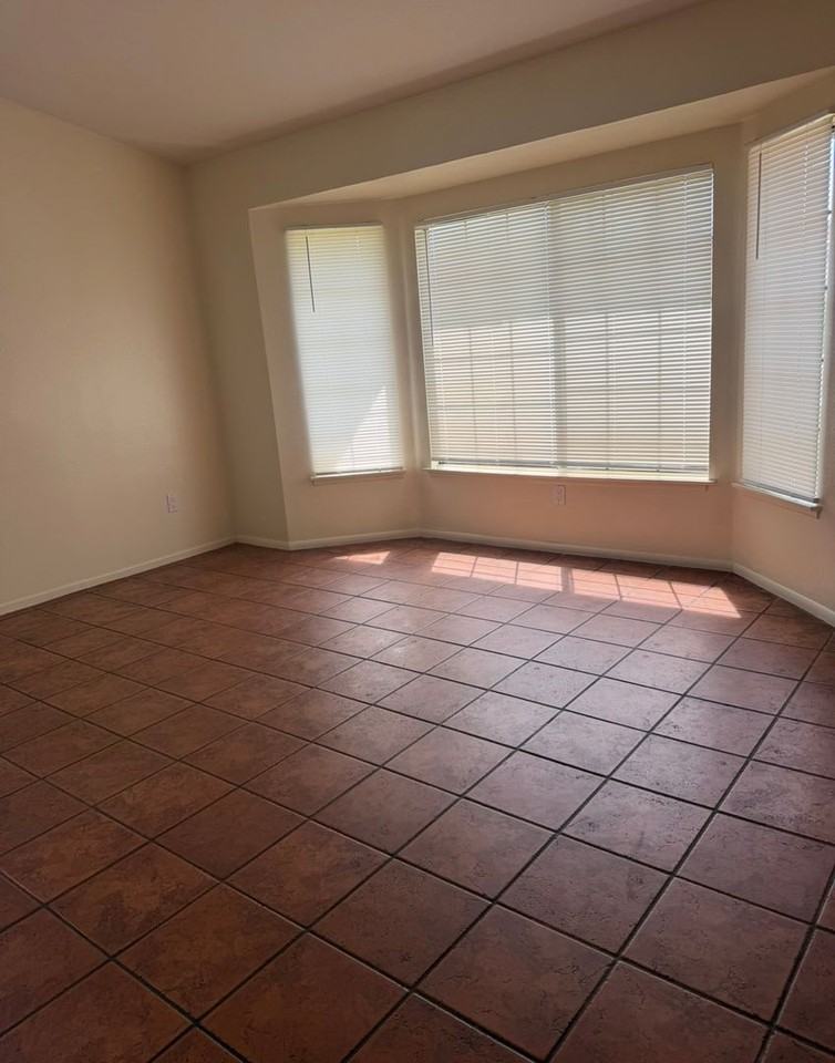 23890 Hazelwood Dr - Photo 2 of 7