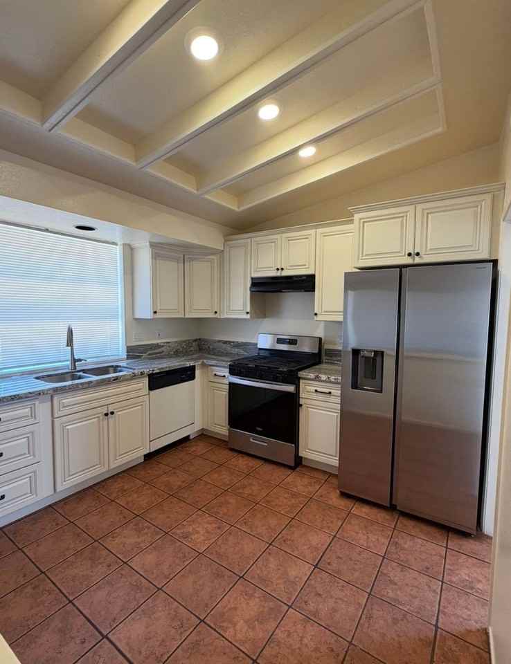 23890 Hazelwood Dr - Photo 3 of 7