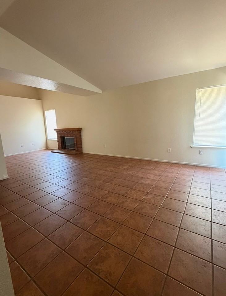 23890 Hazelwood Dr - Photo 6 of 7