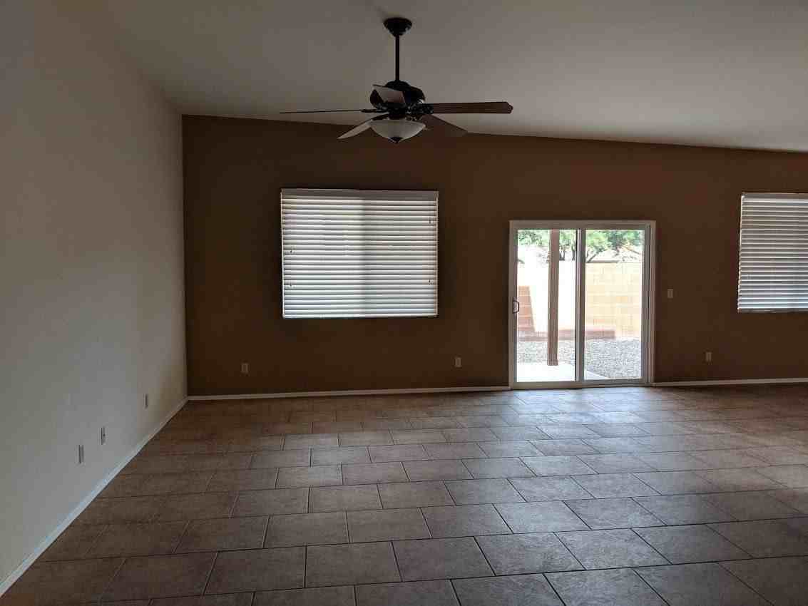 10352 N Fox Croft Ln - Photo 2 of 13