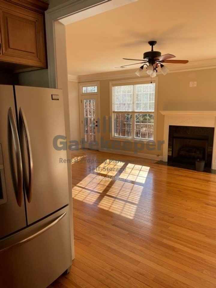607 Lexington Vlg - Photo 4 of 15
