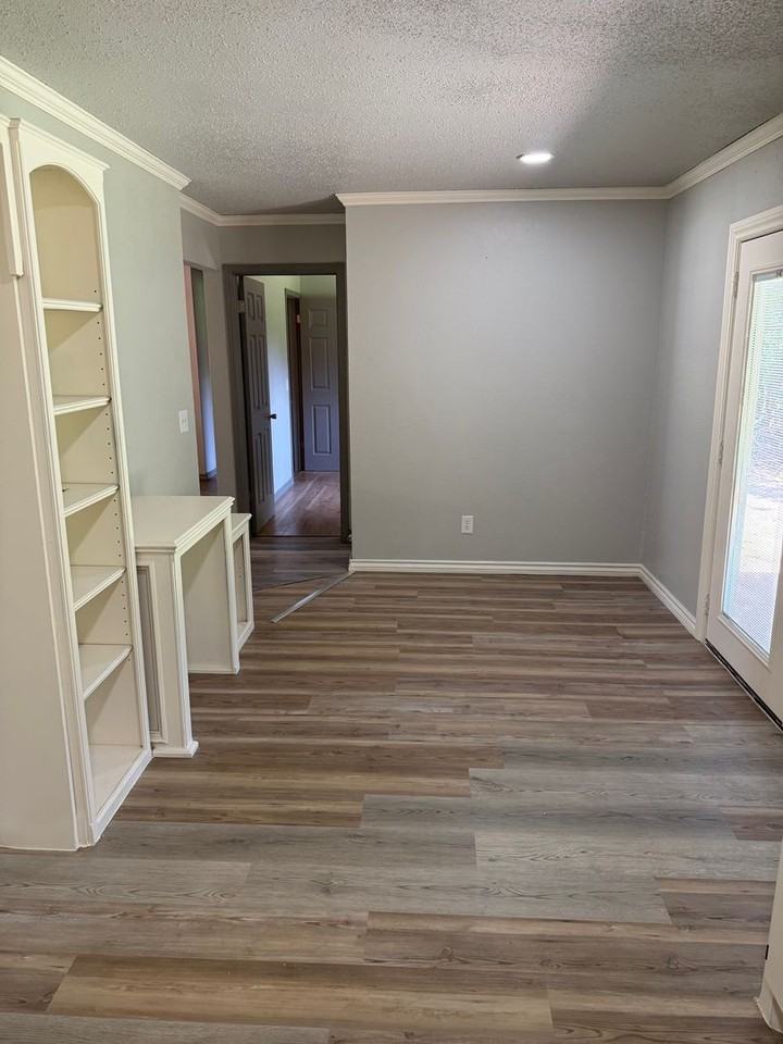 1009 Shalimar Dr - Photo 3 of 10