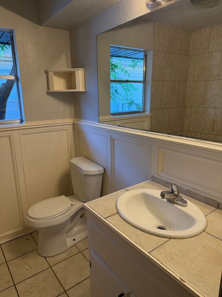 1009 Shalimar Dr - Photo 6 of 10