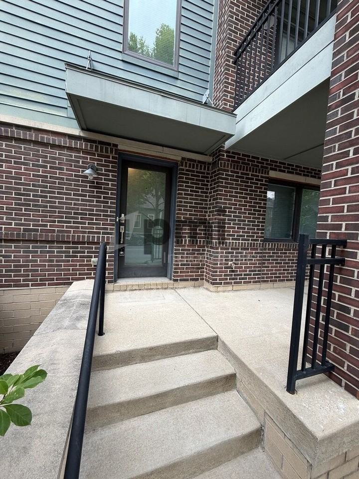 604 E 10th St - Photo 4 of 33