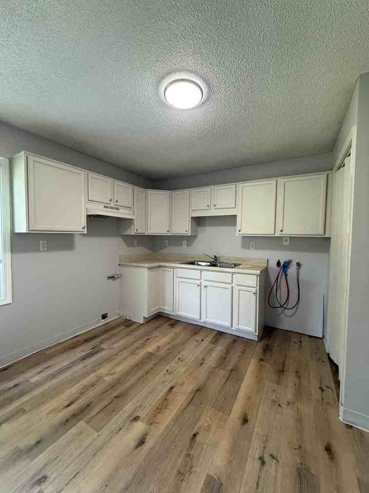 10919 Ewing Ave - Photo 2 of 11
