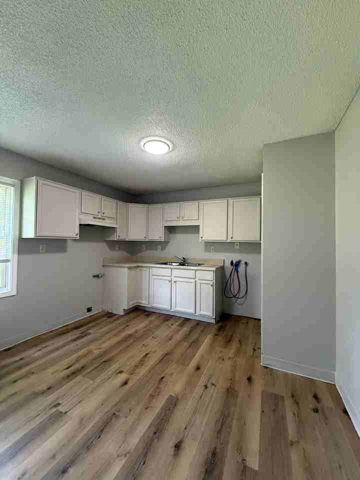 10919 Ewing Ave - Photo 3 of 11