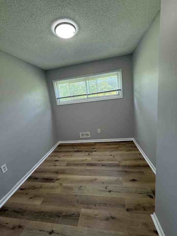 10919 Ewing Ave - Photo 4 of 11