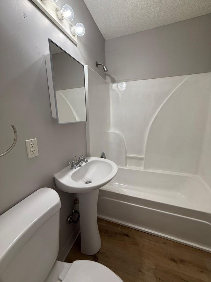 10919 Ewing Ave - Photo 5 of 11