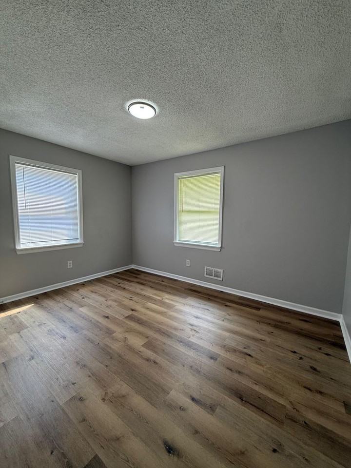 10919 Ewing Ave - Photo 6 of 11