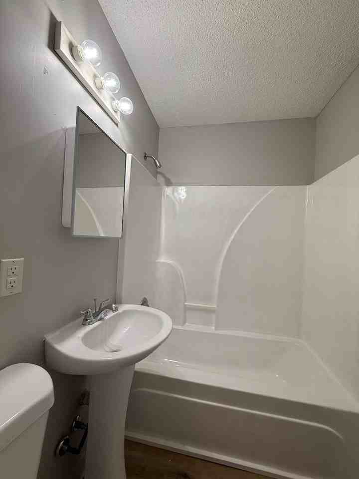 10919 Ewing Ave - Photo 7 of 11