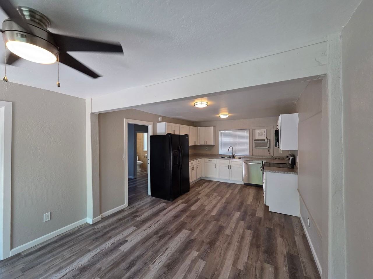 2336 N 11th St #B - Photo 3 of 19