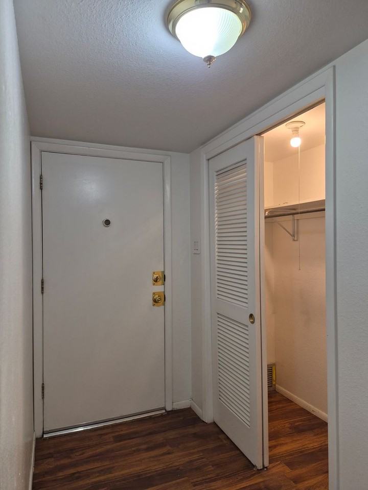 925 Country Club Dr Se - Photo 2 of 17