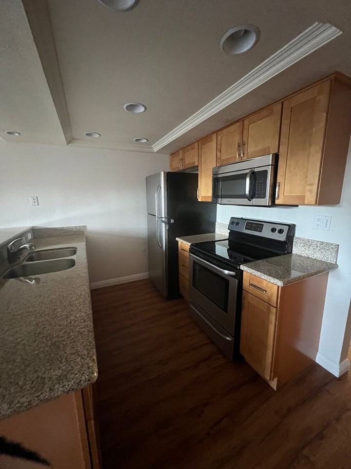 7623 Bay Dr - Photo 3 of 8