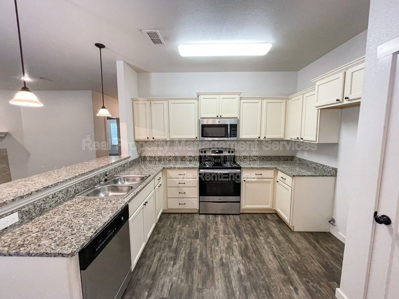2112 9th St - Photo 5 of 15