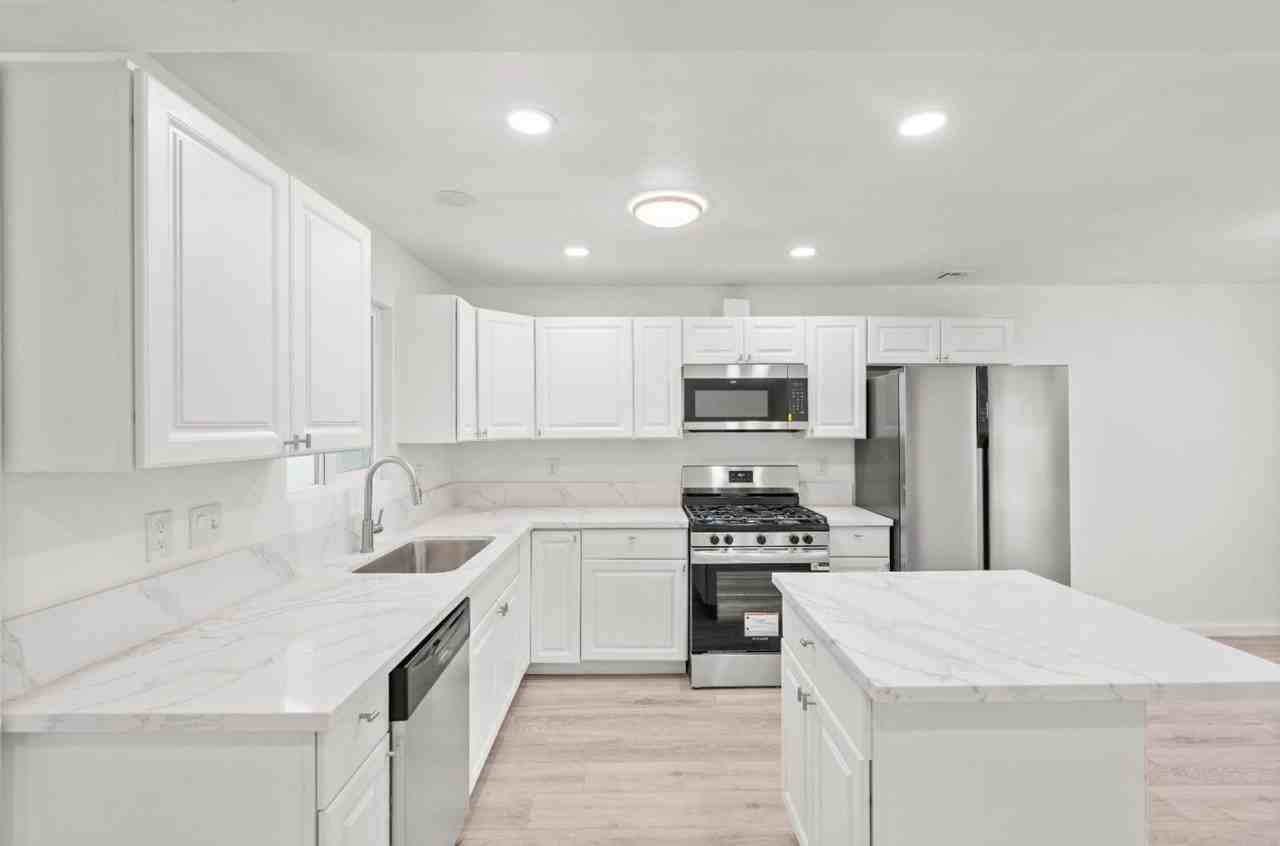 2391 Carlsbad Ave - Photo 3 of 12