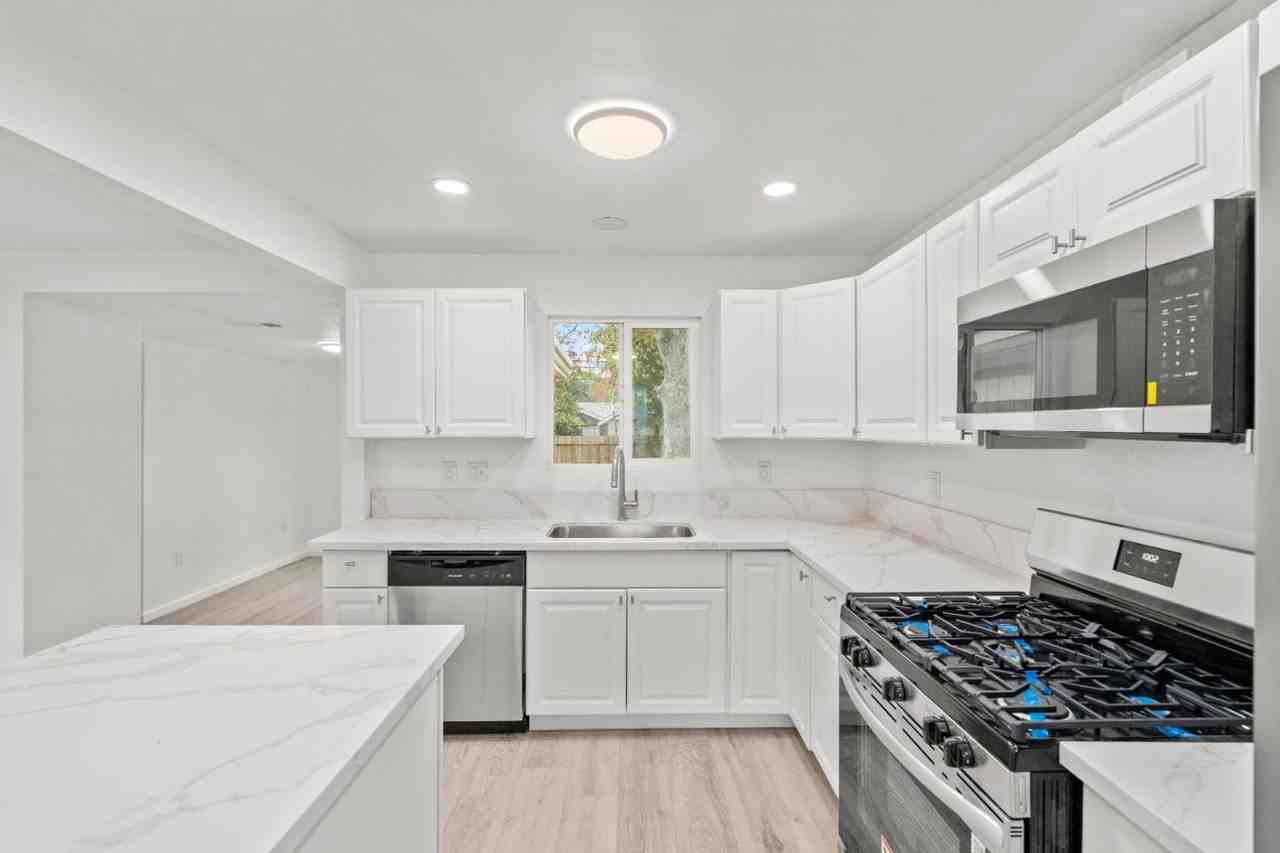 2391 Carlsbad Ave - Photo 4 of 12