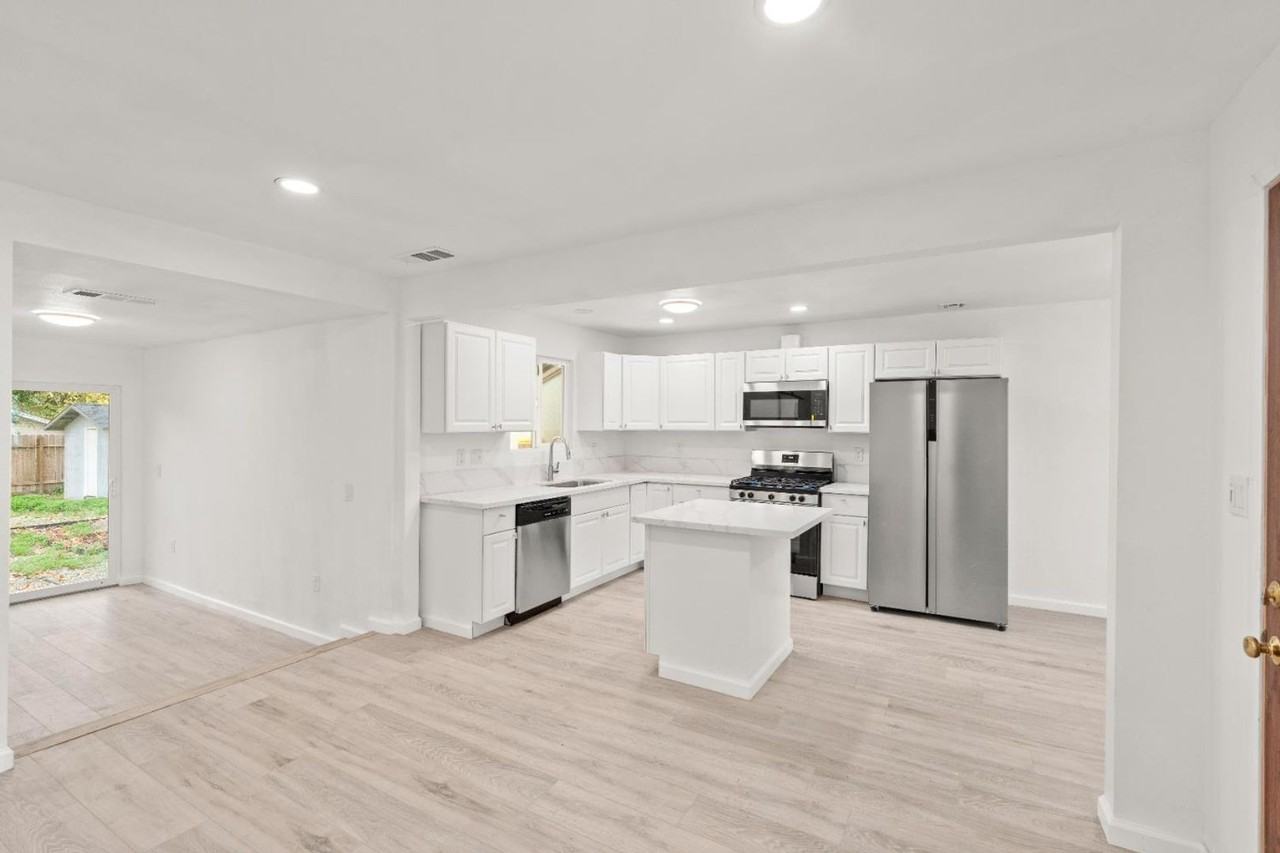 2391 Carlsbad Ave - Photo 5 of 12