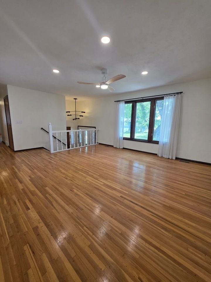 3422 S 129th St - Photo 2 of 18