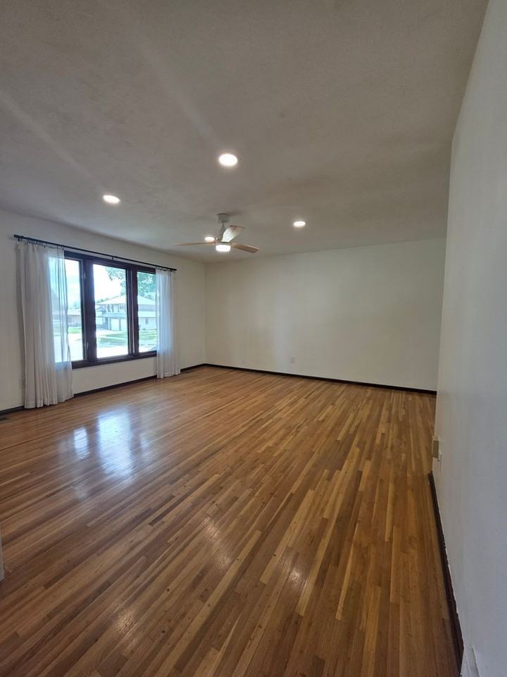 3422 S 129th St - Photo 3 of 18