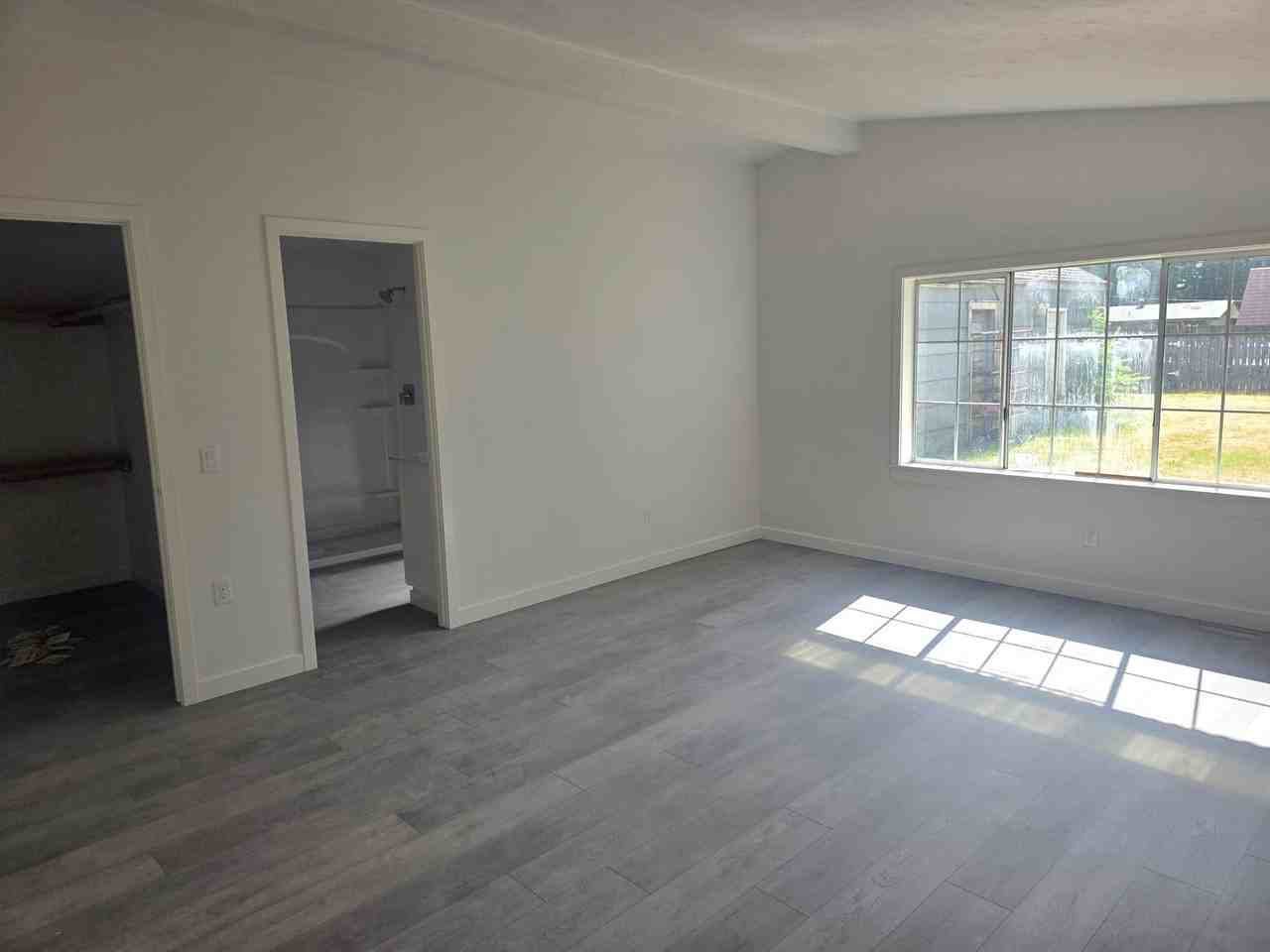 10037 1st Ave S - Photo 2 of 8