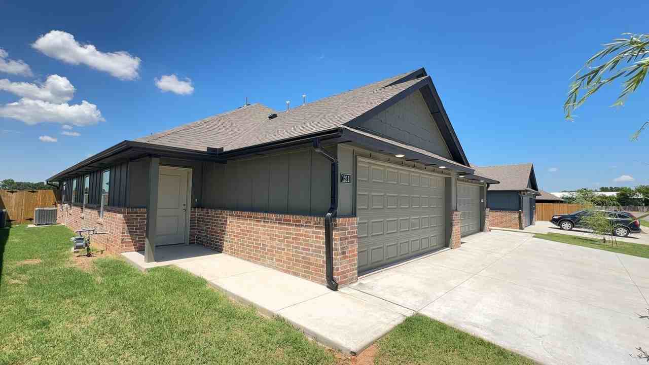 1211 Nw 113th St - Photo 2 of 23