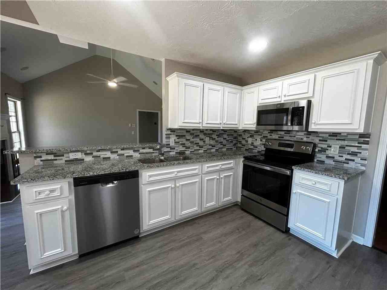249 Deerfield Ct - Photo 3 of 17