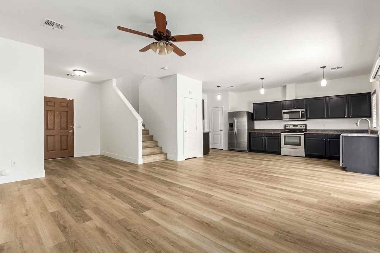 7007 W Mercer Ln - Photo 5 of 21