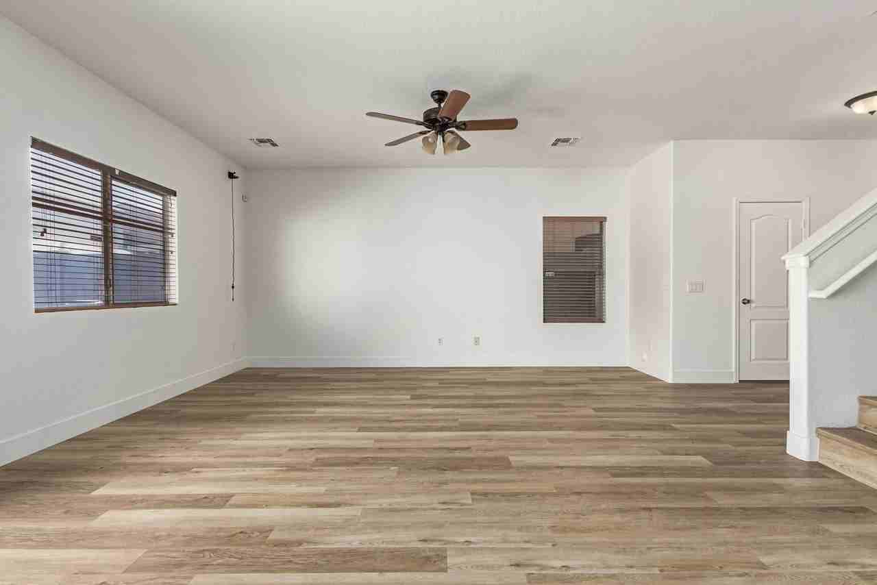 7007 W Mercer Ln - Photo 6 of 21