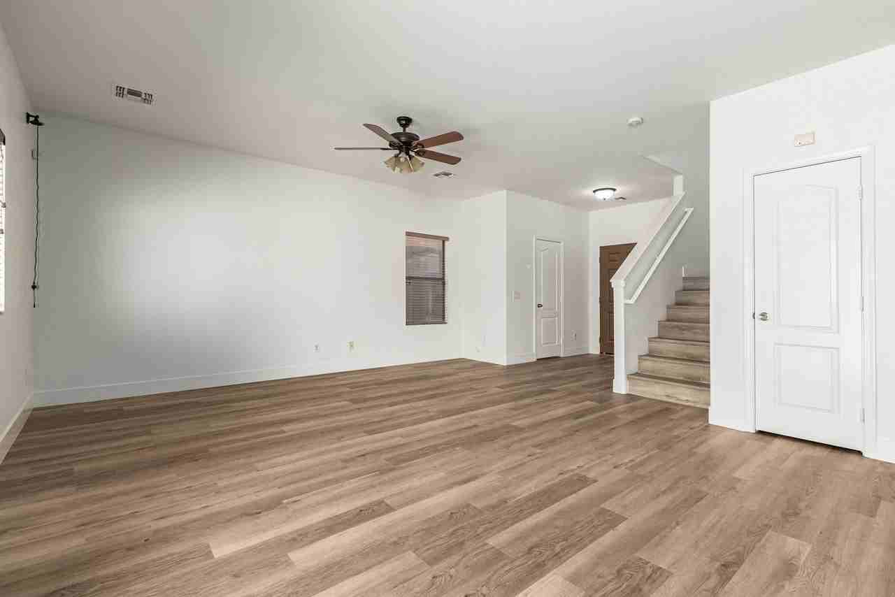 7007 W Mercer Ln - Photo 7 of 21