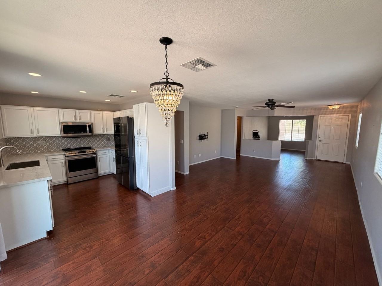 17520 W Watson Ln - Photo 4 of 21