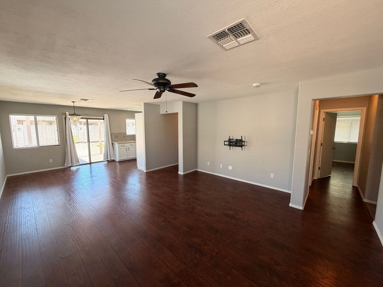 17520 W Watson Ln - Photo 5 of 21