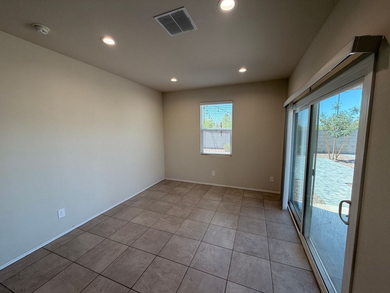 W Whispering Wind Dr - Photo 5 of 18
