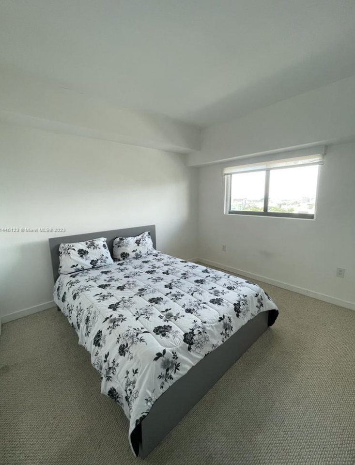 460 Ne 28th St - Photo 5 of 8