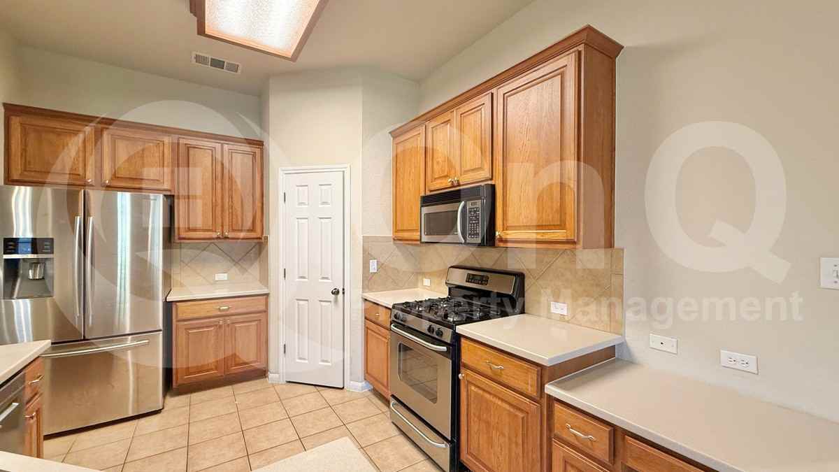 18905 Stirling Castle Ct - Photo 4 of 22