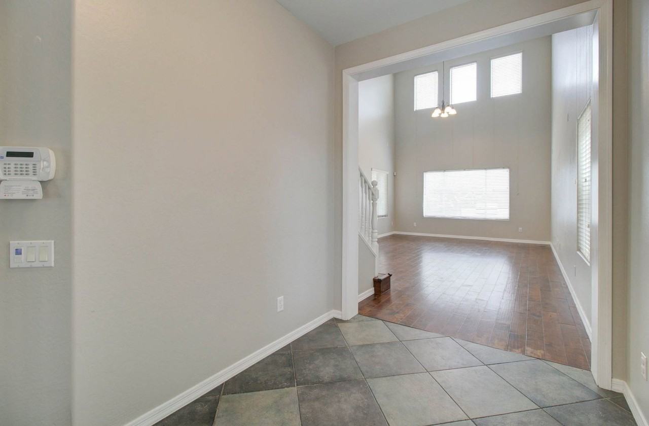 2143 W Marconi Ave - Photo 7 of 50