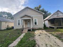 featured image of 404 E 7th St