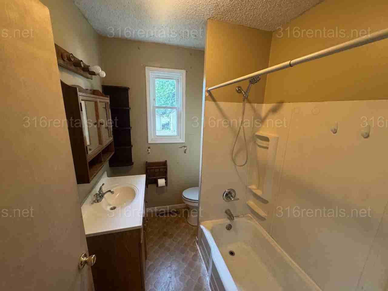 404 E 7th St - Photo 3 of 7