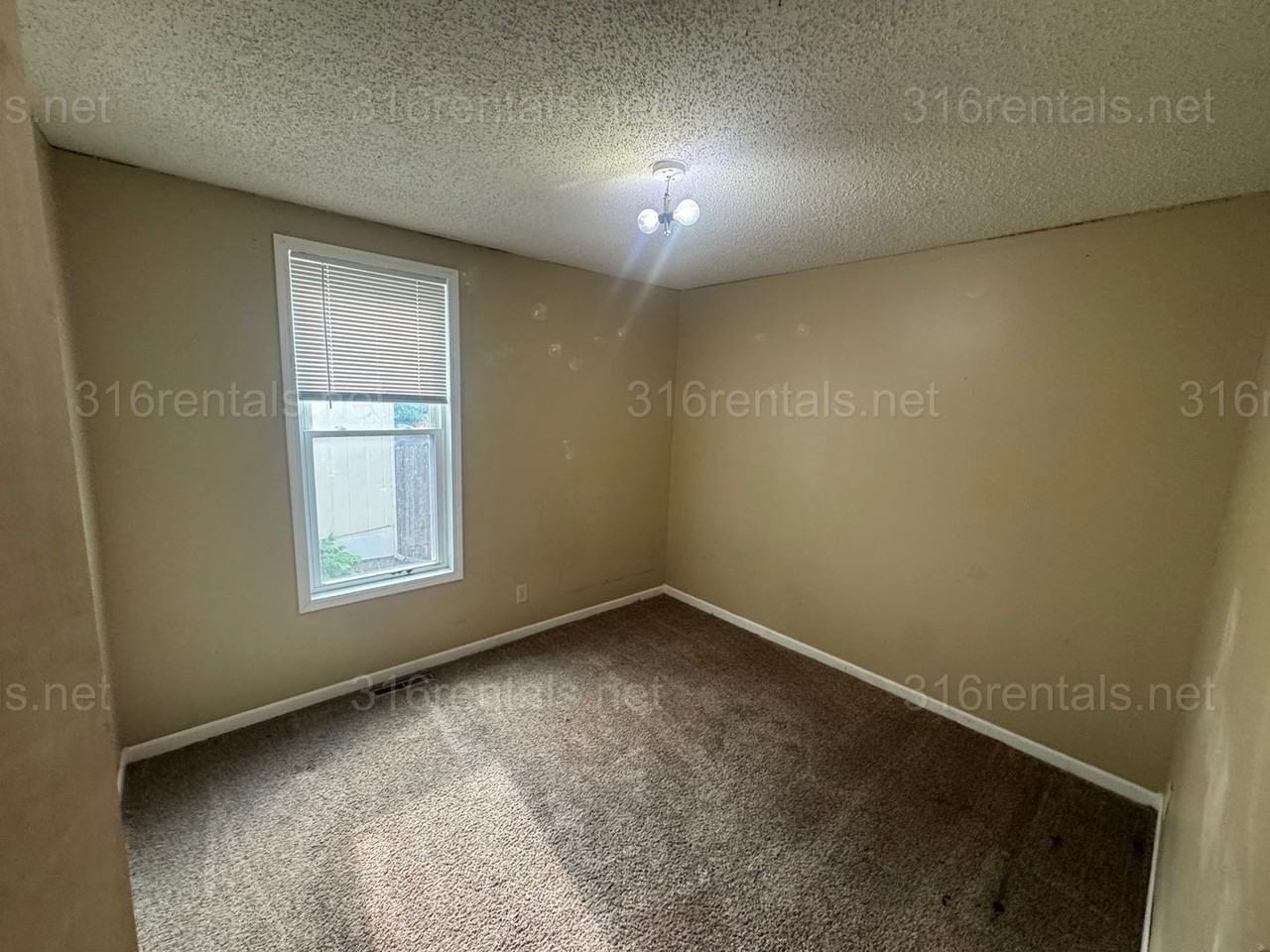 404 E 7th St - Photo 4 of 7